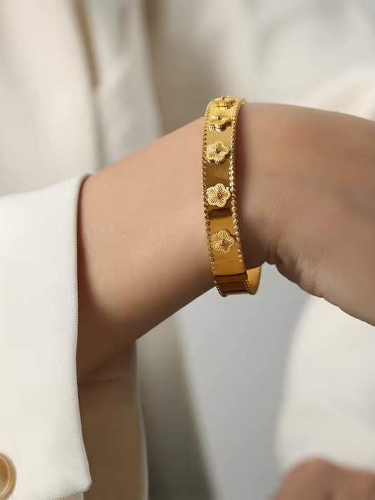 Bracelet Raffiné à Détails Floraux