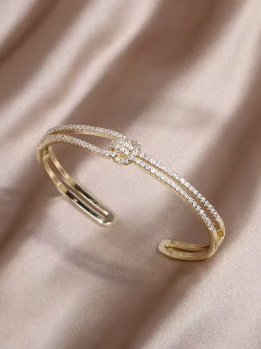 Bracelet nœud délicat serti