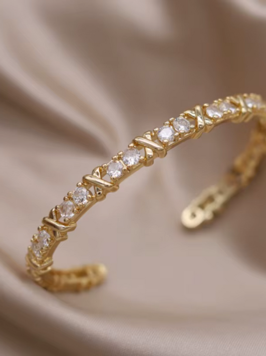 Bracelet or croisé serti de pierres